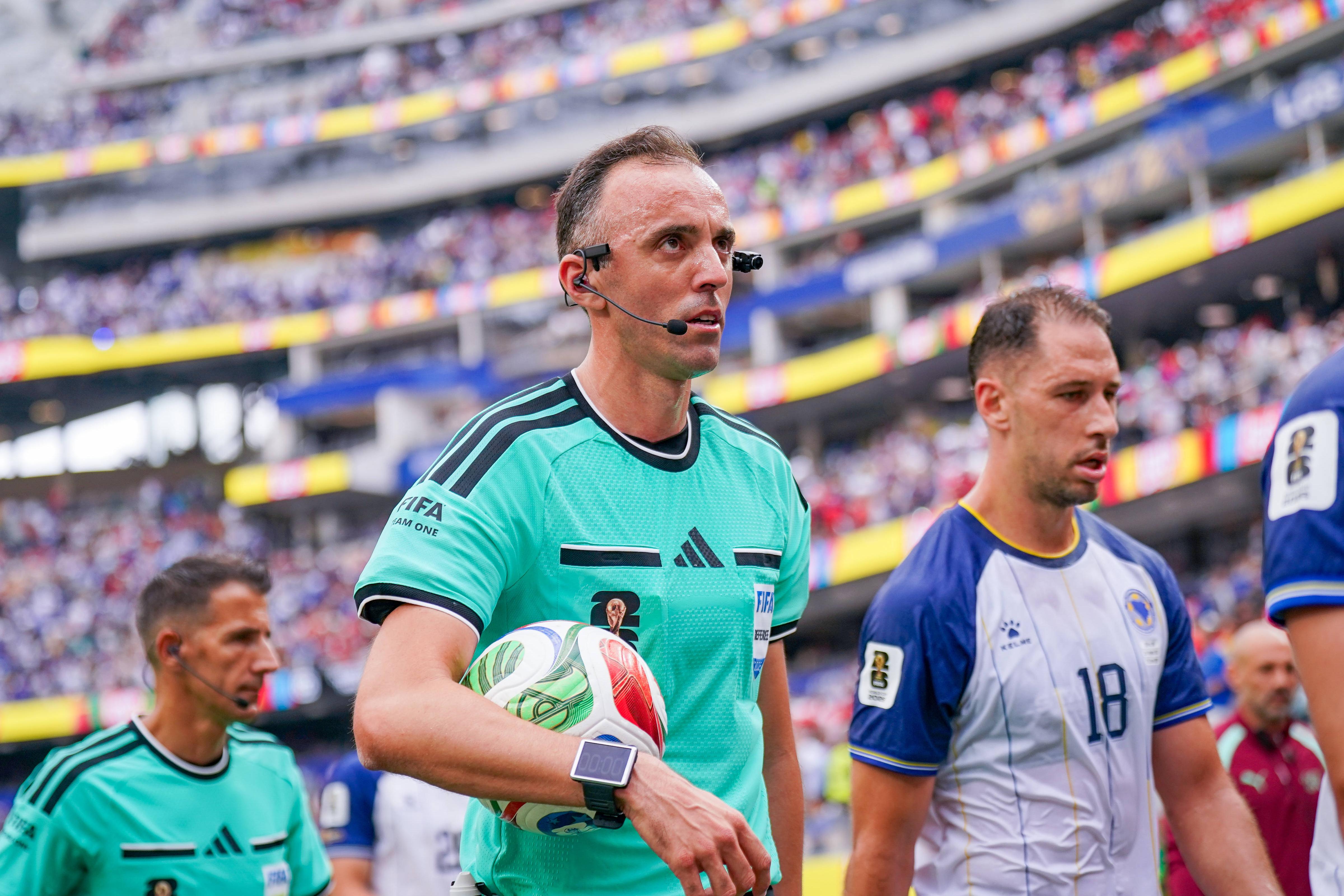 João Pinheiro apitou o Suíça-Bósnia - Foto: IMAGO
