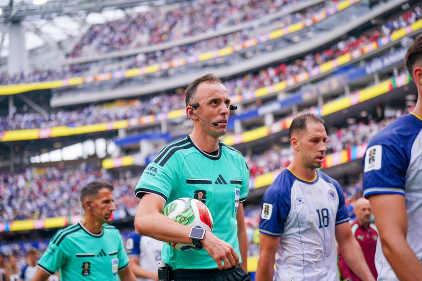 João Pinheiro apitou o Suíça-Bósnia - Foto: IMAGO