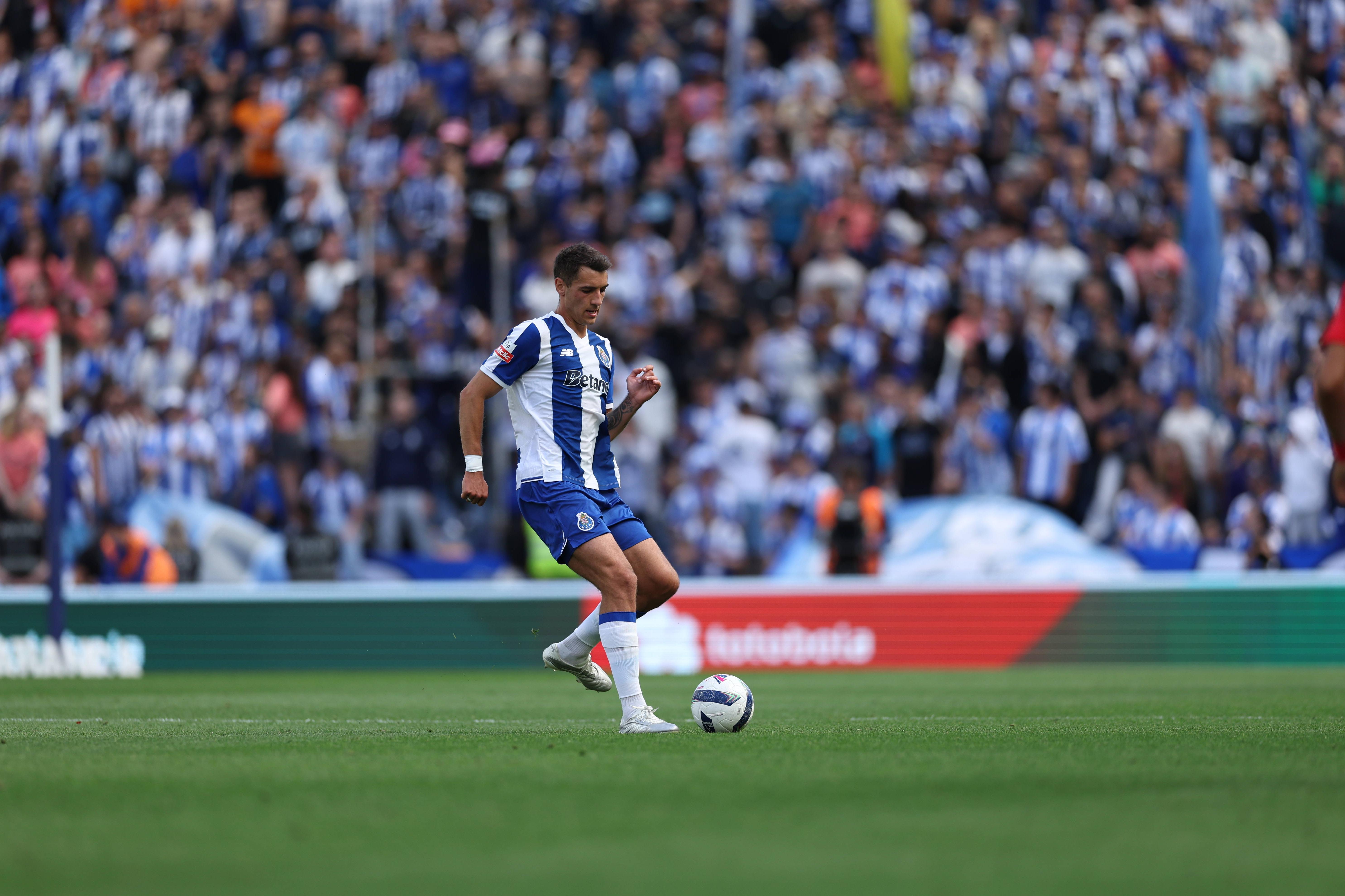 Apesar de ter pretendentes, Kiwior vai permanecer no Dragão - Foto: IMAGO