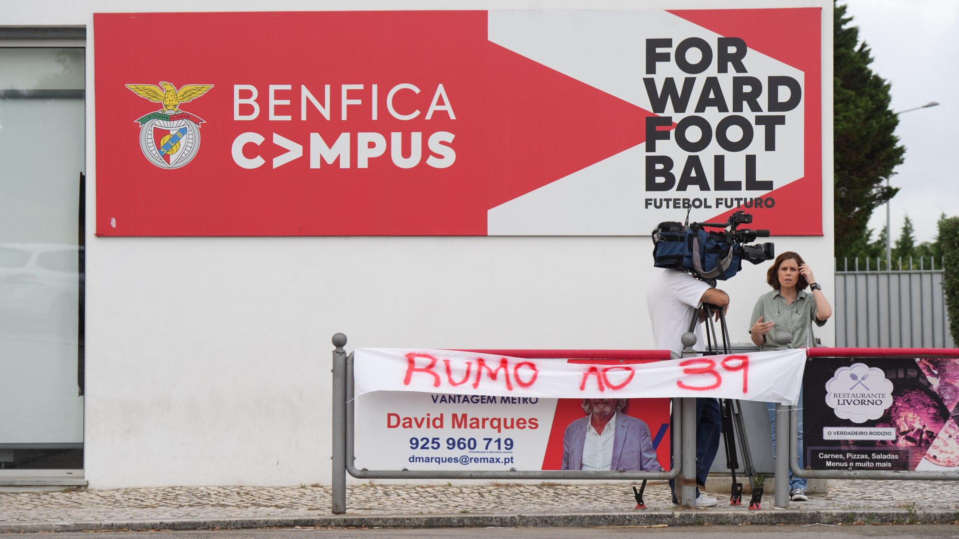 Tarja «Rumo ao 39» colocada junto ao Benfica Campus - Foto: Maycon Quiozini