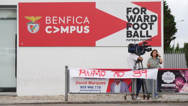 Tarja «Rumo ao 39» colocada junto ao Benfica Campus - Foto: Maycon Quiozini