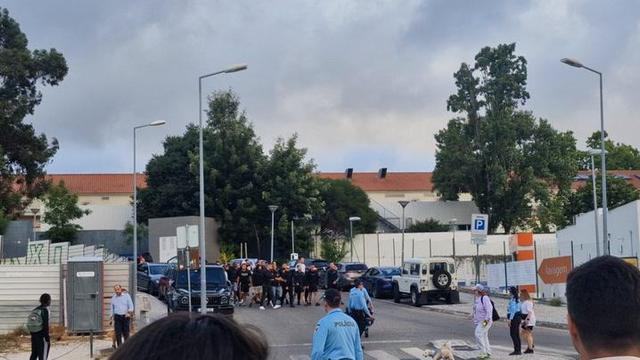 Troca de provocações entre adeptos de Benfica e Sporting: polícia teve de intervir
