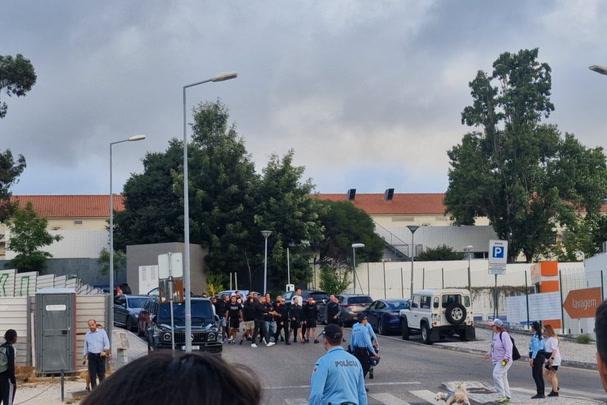 Troca de provocações entre adeptos de Benfica e Sporting: polícia teve de intervir
