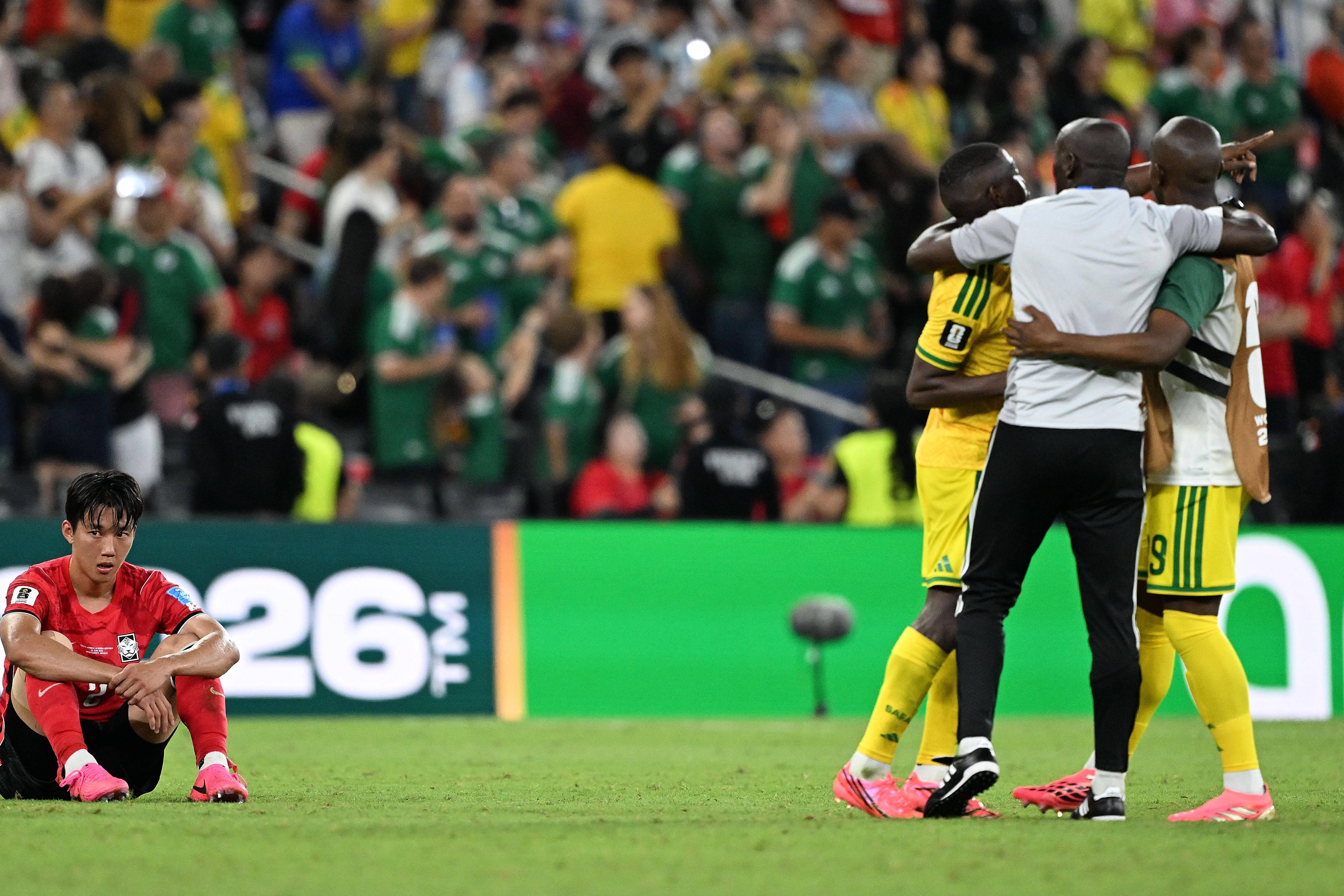 Jogadores sul-africanos celebram à boleia de um triunfo sobre a Coreia do Sul