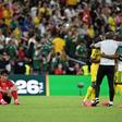 Jogadores sul-africanos celebram à boleia de um triunfo sobre a Coreia do Sul