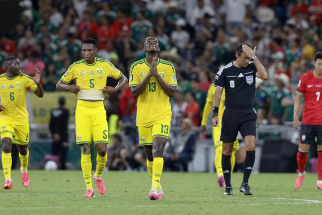 Yaya Sithole foi titular pela África do Sul frente à Coreia do Sul