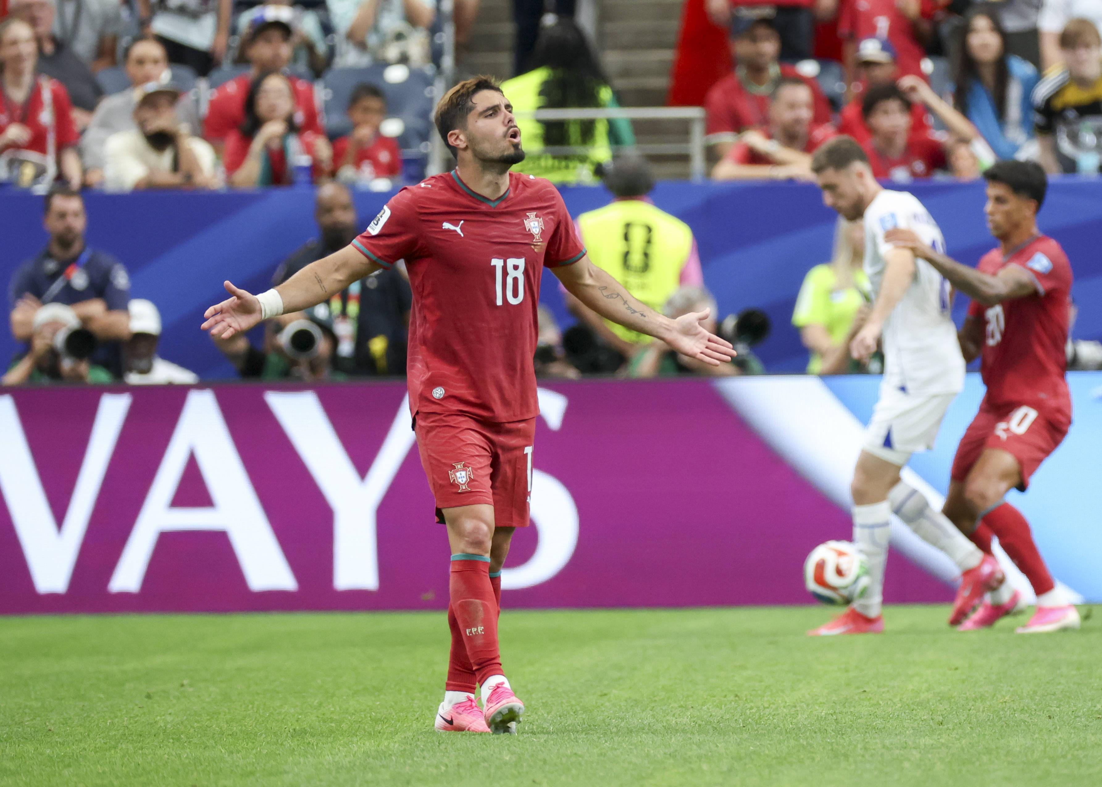 Pedro Neto foi titular nos dois jogos de Portugal