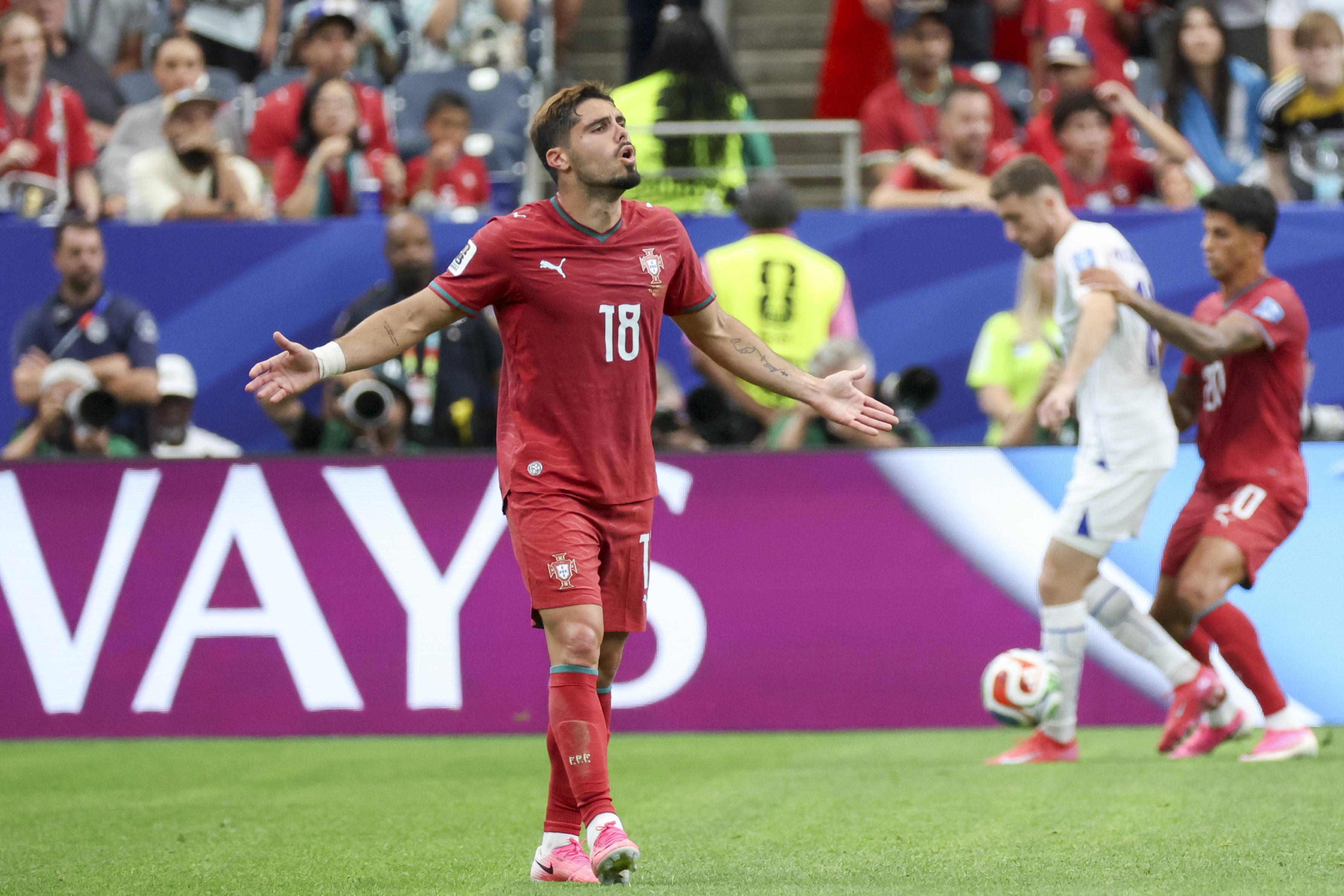 Pedro Neto foi titular nos dois jogos de Portugal