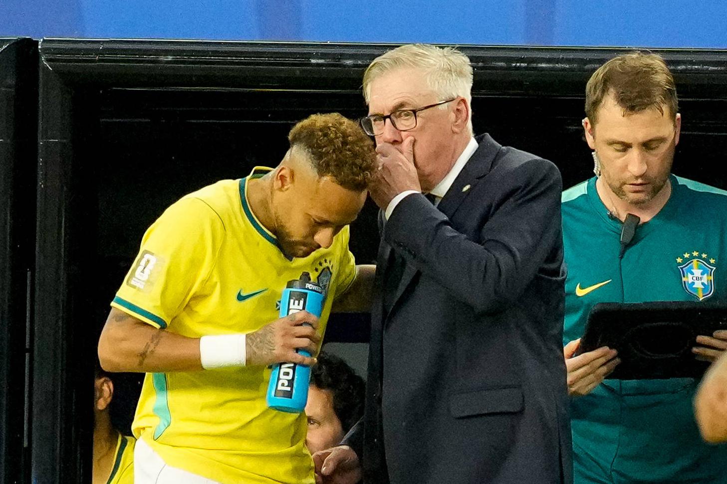 Ancelotti a dar indicações a Neymar