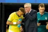 Ancelotti a dar indicações a Neymar