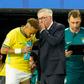Ancelotti a dar indicações a Neymar