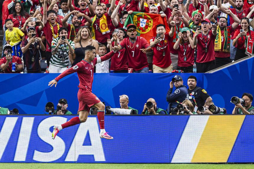 Cristiano Ronaldo a celebrar diante do Uzbequistão