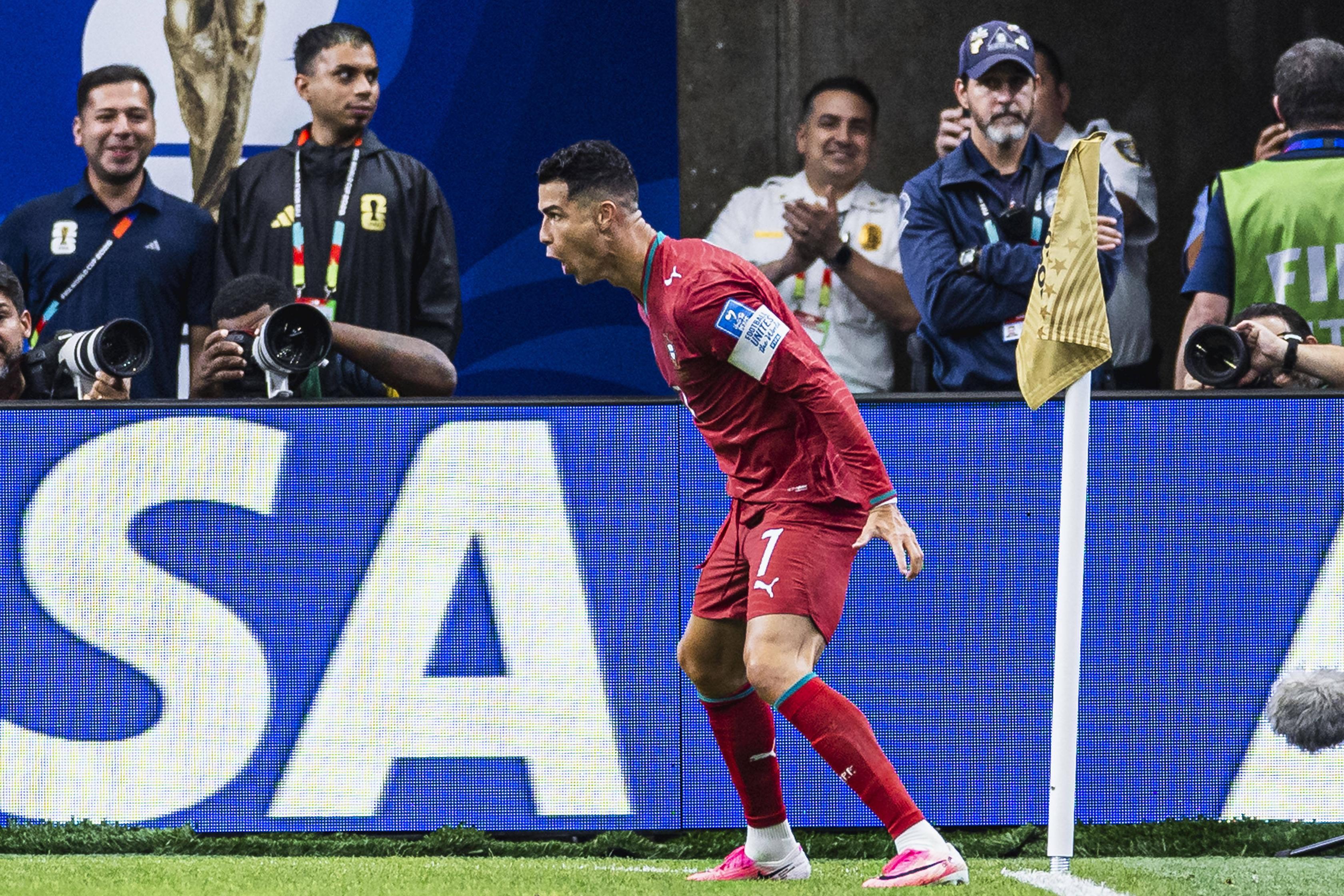 Cristiano Ronaldo a festejar frente ao Uzbequistão