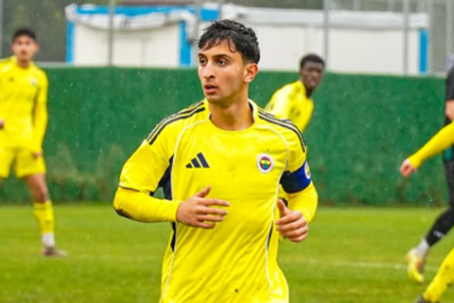 Yasir Boz com a braçadeira de capitão dos sub-19 do Fenerbahçe - Foto: Instagram/Yasir Boz