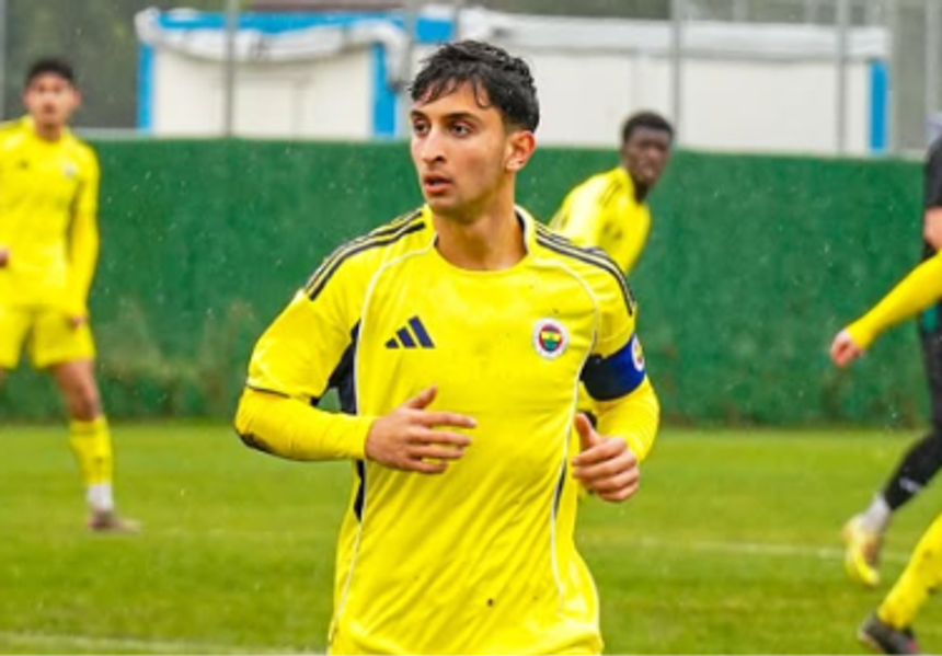 Yasir Boz com a braçadeira de capitão dos sub-19 do Fenerbahçe - Foto: Instagram/Yasir Boz