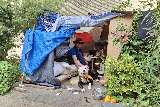 Paris brilha para o mundo, mas os habitantes sentem-se na sombra