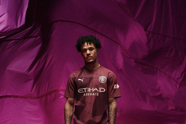 Equipamento do Man. City revelado acidentalmente por… Oscar Bobb