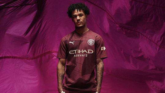 Equipamento do Man. City revelado acidentalmente por… Oscar Bobb