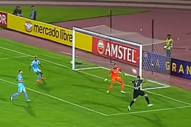 Vídeo: aos 41 anos, Óscar Cardozo ainda faz isto