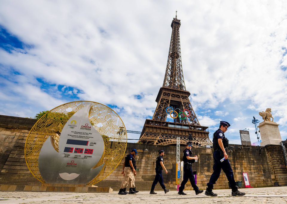 Ah, Paris! Tão bonita com... fardas na paisagem e sirenes como banda sonora