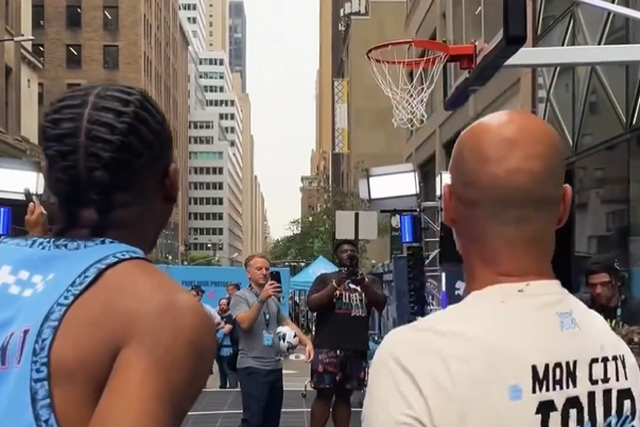 Guardiola aproveita digressão nos EUA para jogar... basquetebol