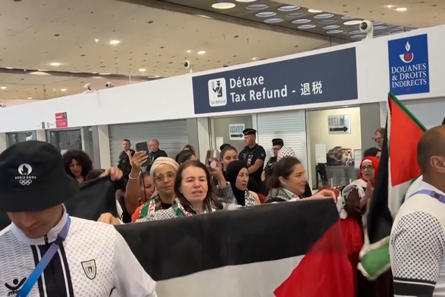 «Palestina livre!»: assim foram recebidos os atletas olímpicos palestinianos