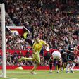 Dibu Martínez na baliza do Aston Villa em Old Trafford