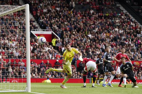 Dibu Martínez na baliza do Aston Villa em Old Trafford