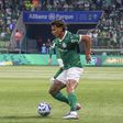 Richard Ríos, aqui com a camisola do Palmeiras, conduz a bola num jogo do Brasileirão. O médio colombiano, reforço das águias. é uma das atrações do Benfica-Fenerbahçe de sábado, 26 de julho, jogo referente à Eusébio Cup
