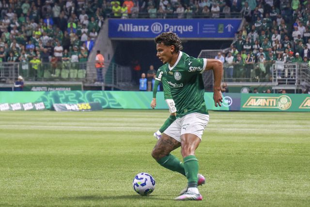 Richard Ríos, aqui com a camisola do Palmeiras, conduz a bola num jogo do Brasileirão. O médio colombiano, reforço das águias. é uma das atrações do Benfica-Fenerbahçe de sábado, 26 de julho, jogo referente à Eusébio Cup