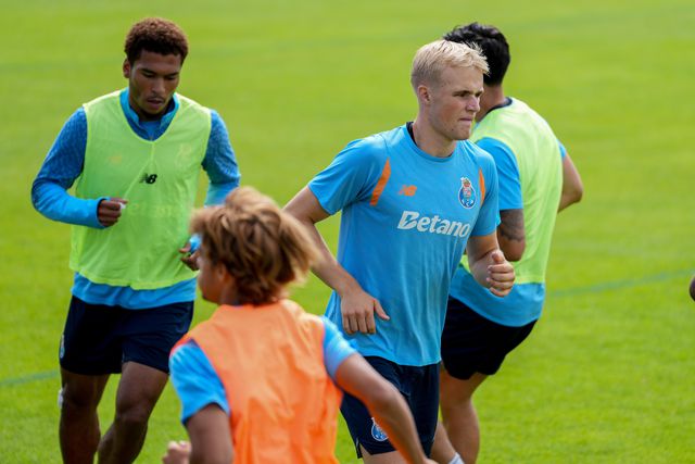 Victor Froholdt já se treinou com os colegas na Áustria (Foto: FC Porto)