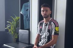 João Mário com a camisola da Juventus