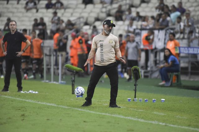 A população cabe toda no Maracanã, mas joga na 'Bombonera' e está a desafiar os grandes