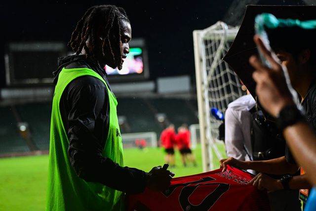 Rafael Leão superestrela em Hong Kong... até debaixo de água