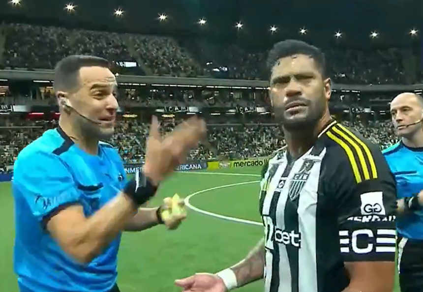Hulk não escondeu a estupefação com a decisão do árbitro