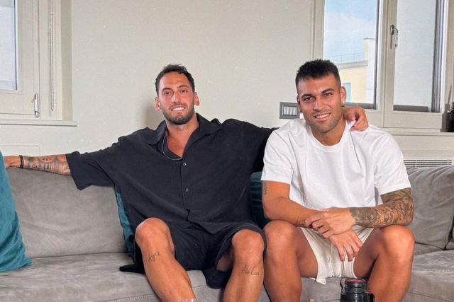 Lautaro Martínez ao lado de Hakan Çalhanoglu