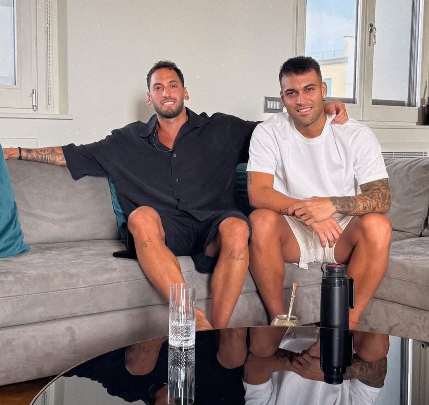 Lautaro Martínez ao lado de Hakan Çalhanoglu