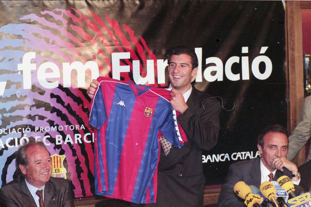 Luís Figo segura, em 1995, a camsiola do Barcelona durante a apresentação como reforço dos catalães