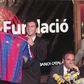 Luís Figo segura, em 1995, a camsiola do Barcelona durante a apresentação como reforço dos catalães