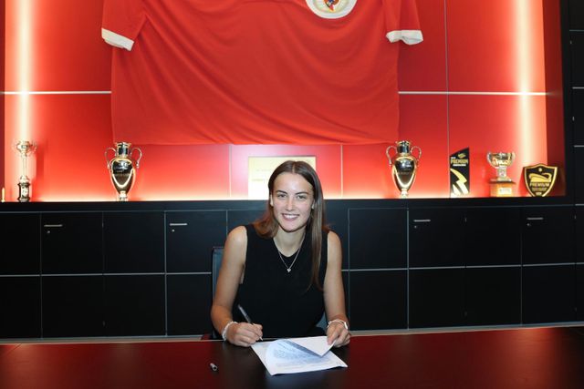 Tinkara Testen, defesa/média de 19 anos, oficializada. Foto Benfica
