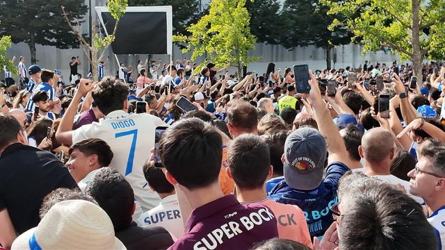 Jogadores e Farioli levam multidão à loucura: a chegada do FC Porto ao Dragão