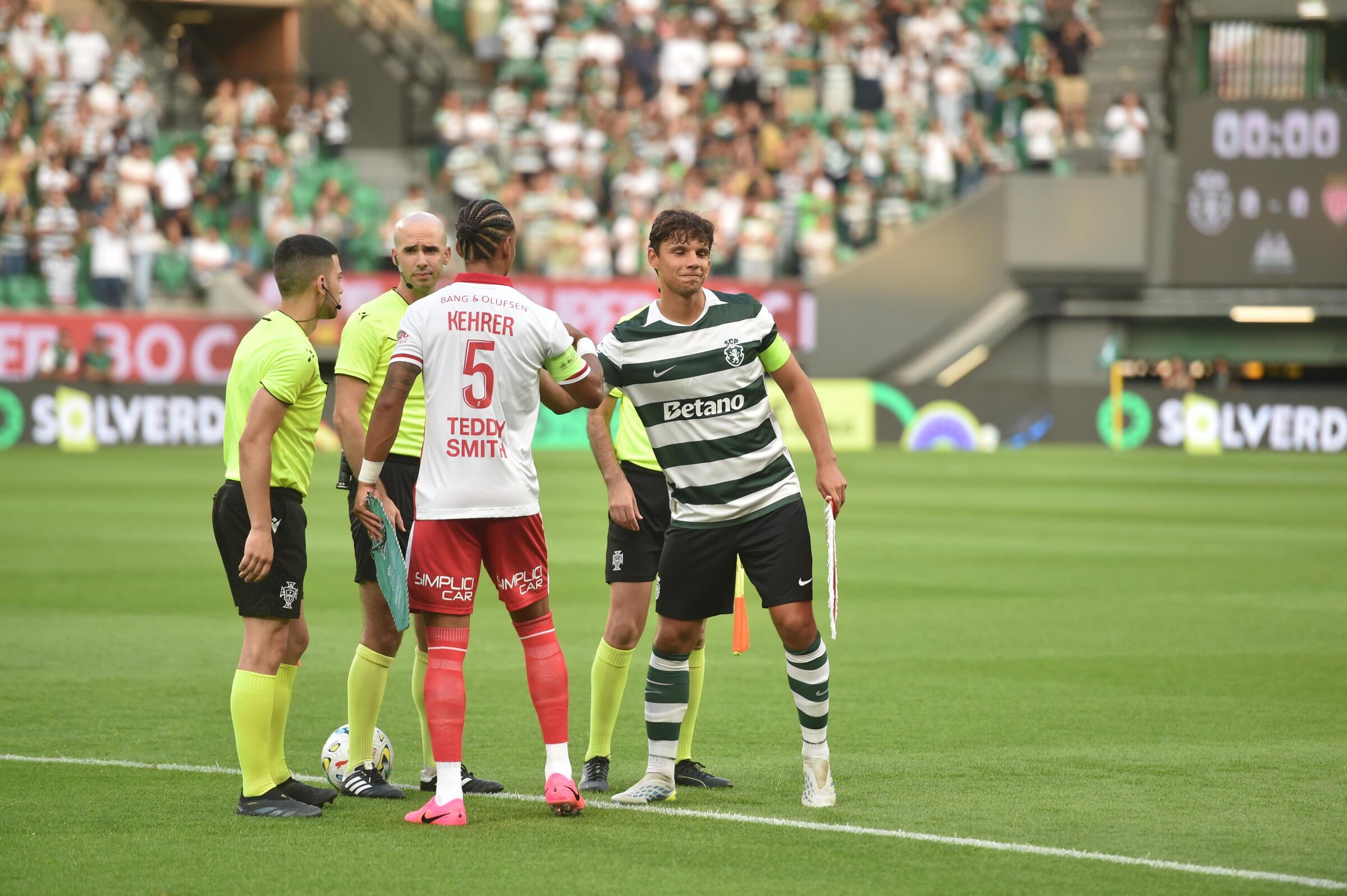 Quaresma e Keher, os capitães do Sporting e Mónaco, antes do apito inicial do jogo que valeu o troféu Cinco Violinos - Foto: Miguel Nunes