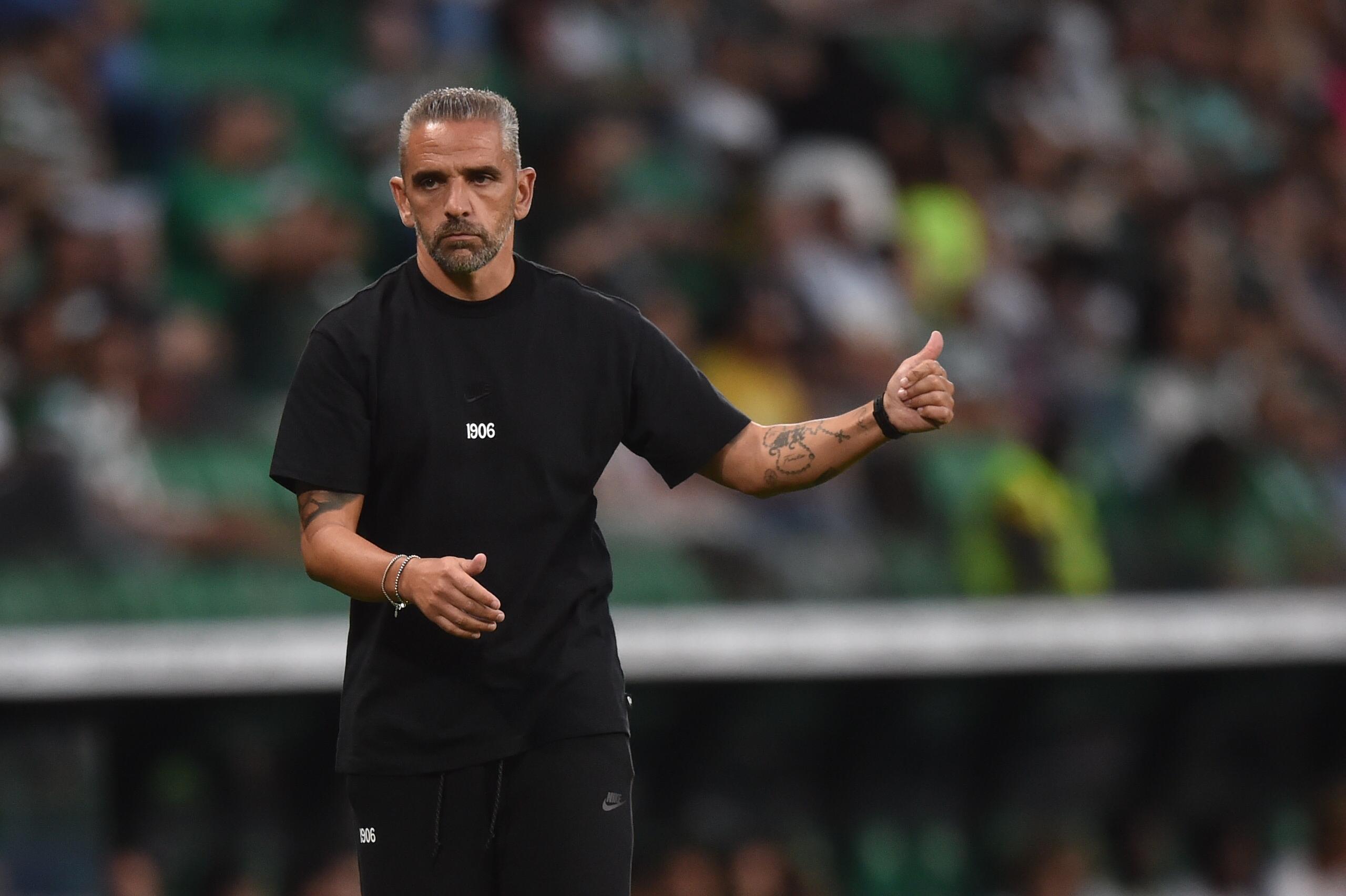 Rui Borges dá indicações junto ao banco no particular com o Monaco - Foto: Miguel Nunes