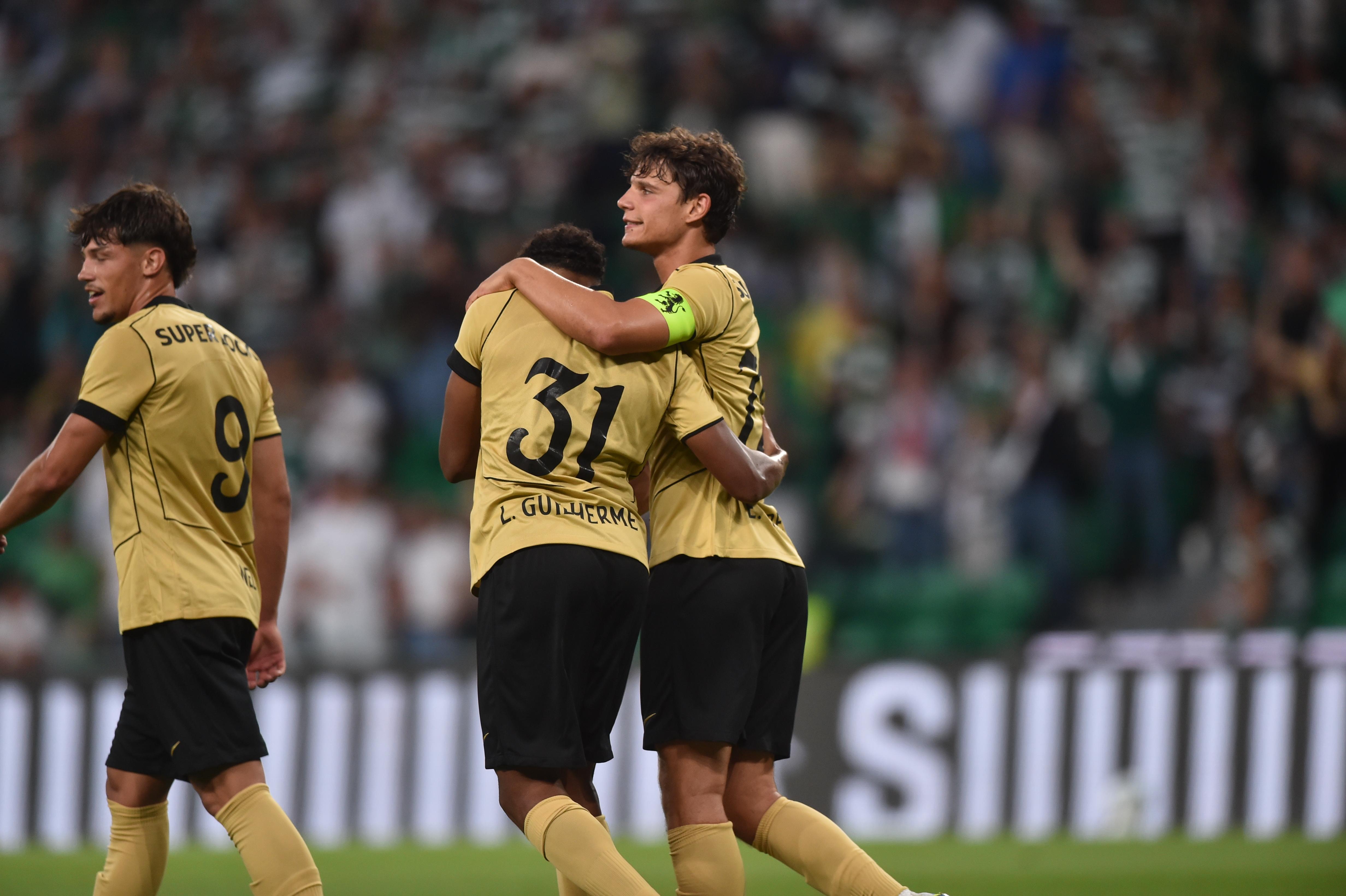 Eduardo Quaresma festeja golo com Luís Guilherme no particular com o Monaco - Foto: Miguel Nunes