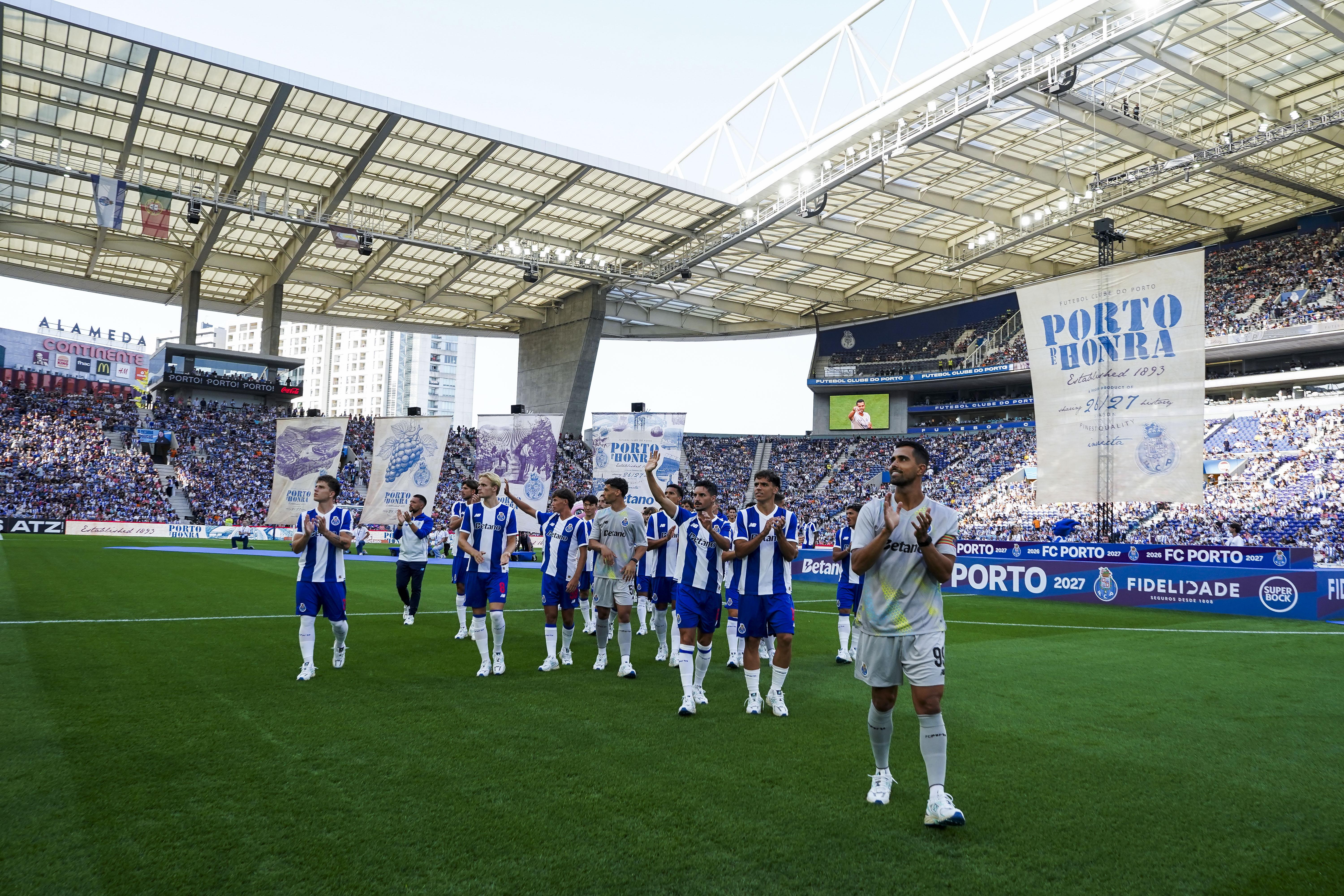 FC Porto apresentou-se aos sócios e defrontou o Aston Villa no Dragão - Fotos: FC PORTO / LUSA