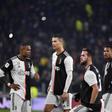 Douglas Costa com Ronaldo na Juventus