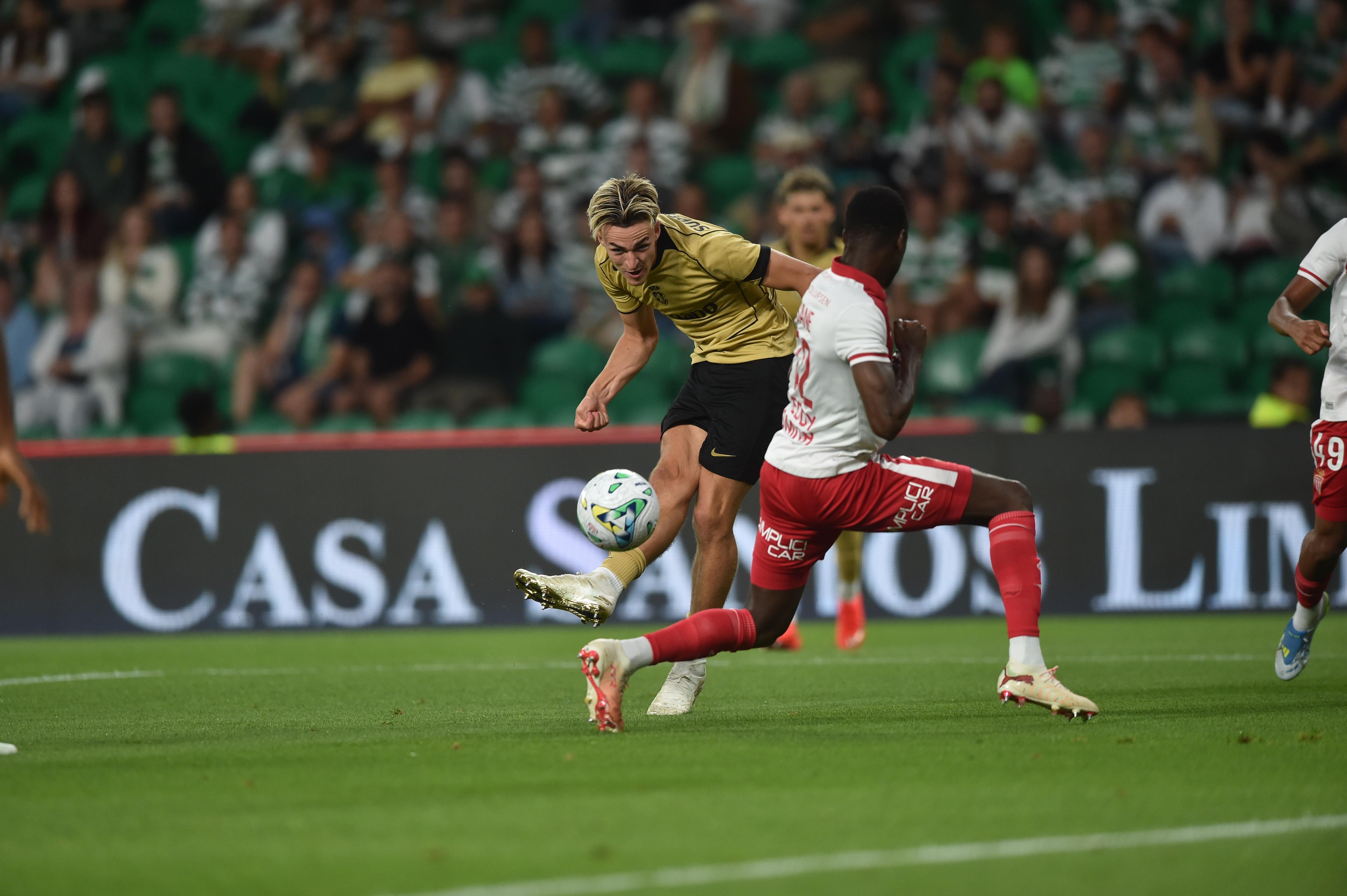 Remate em arco de Jesse Derry valeu grande golo ao inglês diante do Monaco - Foto: Miguel Nunes