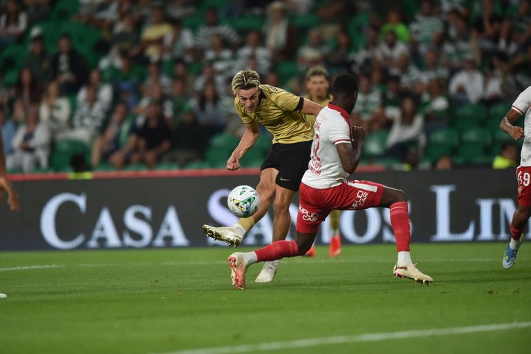 Remate em arco de Jesse Derry valeu grande golo ao inglês diante do Monaco - Foto: Miguel Nunes