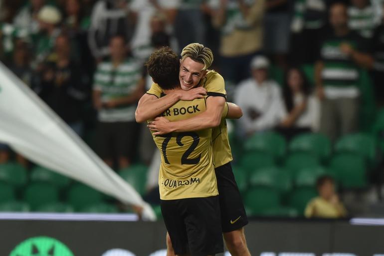 Jesse Derry festeja golo marcado ao Monaco com Eduardo Quaresma - Foto: Miguel Nunes