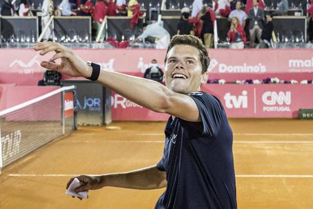 Alexander Blockx celebrou co o público que se manteve pela noite dentro a sua primeira qualificação para uma final ATP
